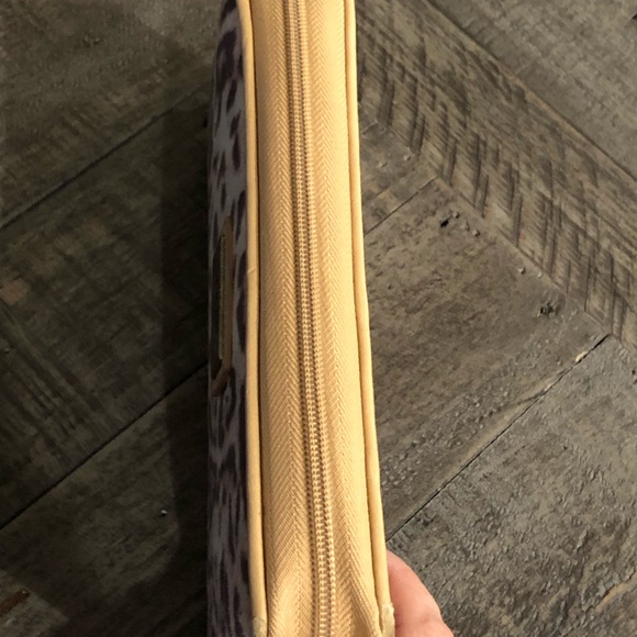 ❤️Gigi Hill Rita Wallet. Tons of space and slot to keep organized - Picture 4 of 13